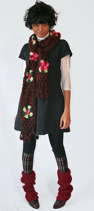 Этот цветочный шарф 40 лет назад украшал шею девушки-хиппи. В сочетании с общим темным фоном и яркими гетрами смотрится очень богемно.