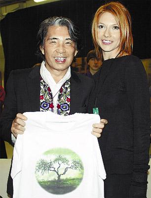 Зинаида Лихачева подарила кутюрье Такада Кензо футболку собственного дизайна.