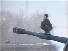 Российский солдат в Чечне сидит на орудийном стволе