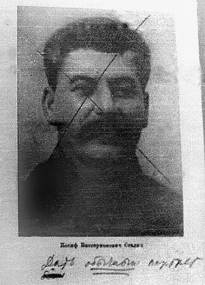 Учебник вывел Сталина из себя настолько, что он перечеркнул собственный портрет.