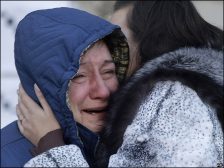 Женщина плачет после пожара в ночном клубе в Перми