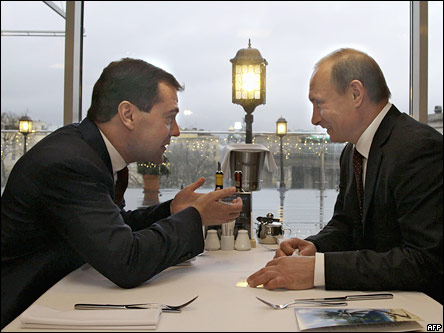 Президент России Дмитрий Медведев (на фото слева) и премьер-министр Владимир Путин беседуют в ресторане в Санкт-Петербурге 21 ноября 2009 года