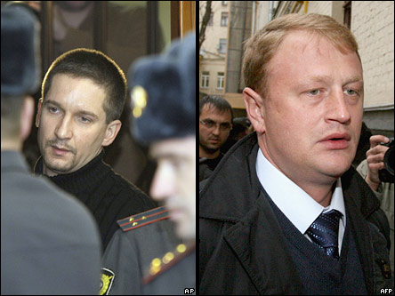 Слева - бывший милиционер Денис Евсюков в зале суда, справа милиционер Алексей Дымовский