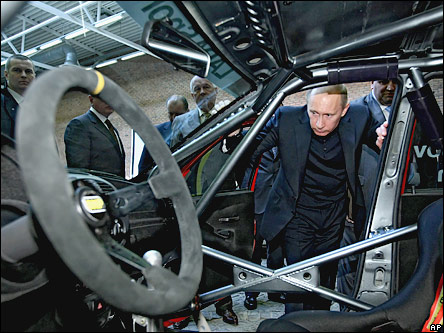 Премьер-министр России Владимир Путин осматривает автомобиль на заводе ВАЗ