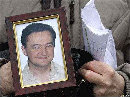 Мать юриста Сергея Магнитского держит его фотографию и письма из тюрьмы