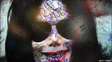 Расписанный граффити плакат с изображением Майкла Джексона