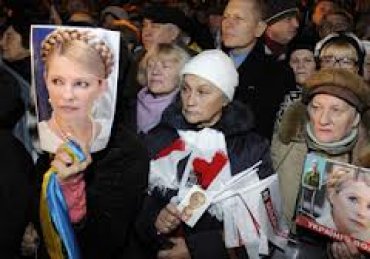 Сторонники Тимошенко устроили под окнами больницы танцы