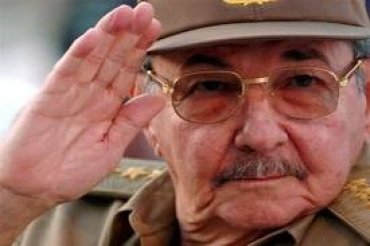 Сторонники Пиночета требуют ареста Рауля Кастро во время его визита в Чили