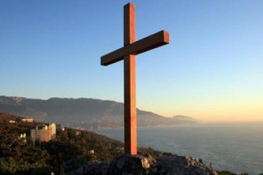 В Крыму спилили православный крест