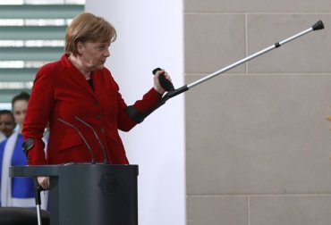 Меркель неудачно покаталась на лыжах в Швейцарии
