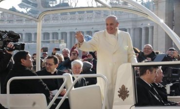 Папа Римский Франциск подвез своего друга на «папамобиле»