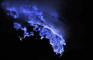 Чудеса природы. Индонезийский вулкан извергает синюю лаву