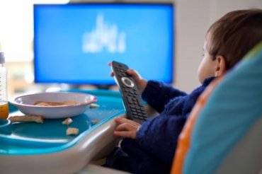 Ученые: Длительный просмотр телевизора вредит структуре мозга ребенка