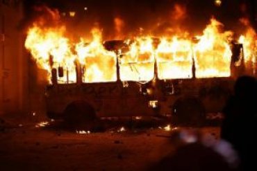 Число пострадавших в столкновениях в Киеве растет