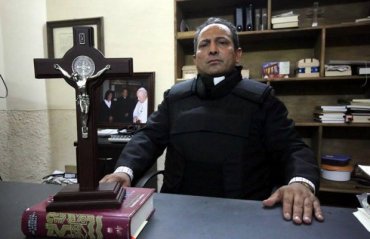 Католический священник в Мексике вынужден служить мессу в бронежилете