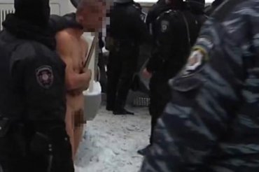 Развлечения «Беркута»: фотографироваться с голыми избитыми активистами на морозе