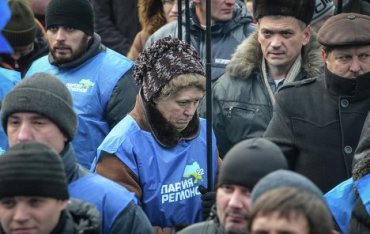 В Ивано-Франковске и Тернополе запретили Партию регионов и КПУ