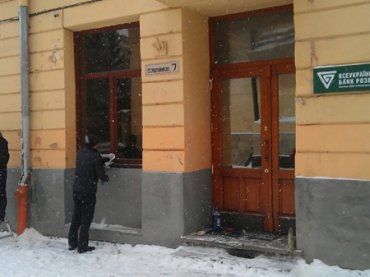 Во Львове забросали яйцами банк Януковича
