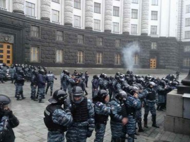 В режиме секретности у Азарова готовят документы для введения чрезвычайного положения