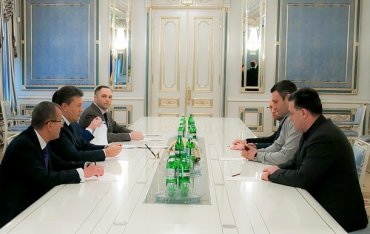 Продолжаются переговоры лидеров оппозиции с Януковичем