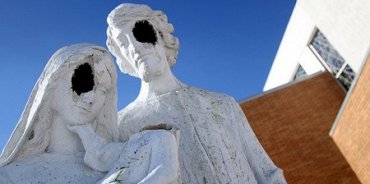 В США вандалы изувечили статуи на фасадах двух католических храмов