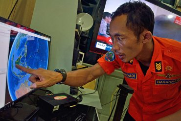 Индонезийские водолазы нашли хвост разбившегося самолета AirAsia