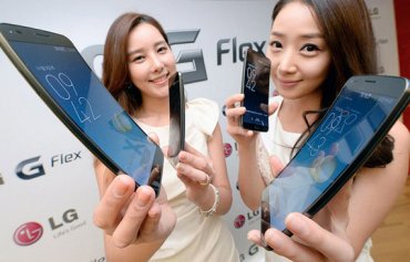 LG представила очередную модель изогнутого смартфона