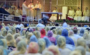 Папа Франциск заявил, что католики не должны размножаться, как кролики