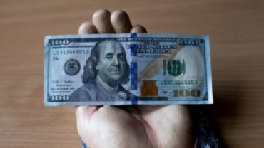США разрешили отправлять денежные переводы в Крым