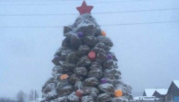 В Якутии собрали новогоднюю елку из… навоза
