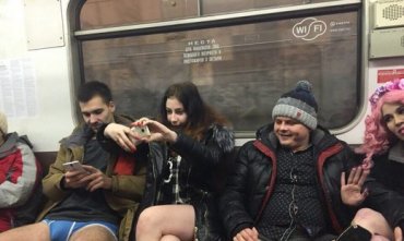 Жители Москвы впервые участвовали во флешмобе «В метро без штанов»