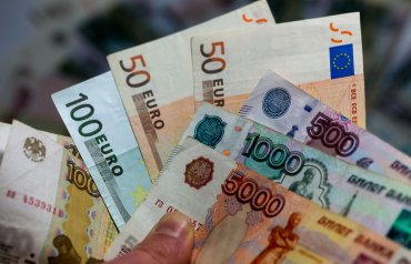 В России официальный курс евро впервые превысил 85 рублей
