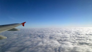 Пассажиры авиарейса в Англию увидели человека, гуляющего по облакам