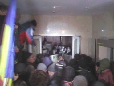 Протестующие в Молдове штурмом взяли парламент