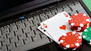 После массового закрытия реальных казино, люди чаще стали интересоваться онлайн порталами с азартными играми