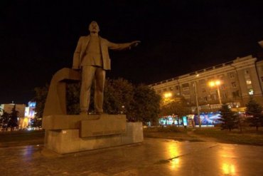 В Днепропетровске свалили памятник Петровскому