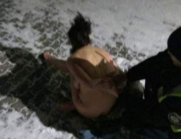 Полицейские задержали голую женщину на морозе