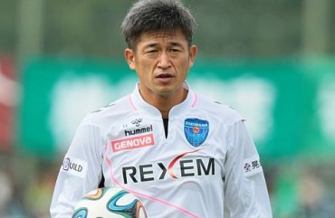 49-летний японский футболист подписал новый контракт