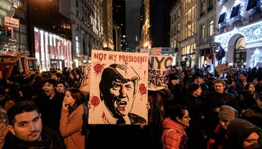 На митинг против Трампа пришло больше людей, чем на его инаугурацию