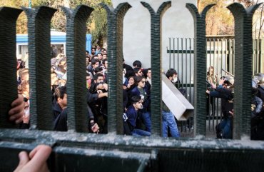 В Иране протестующие подожгли правительственные здания