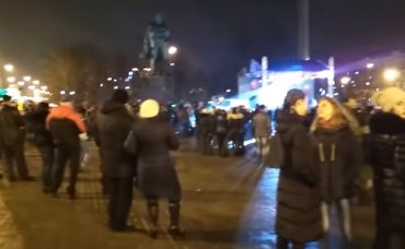На Новый год в Донецке водили хороводы вокруг памятника Ленину