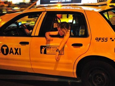 На Новый год пьяный мужчина объехал три страны на такси