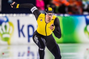 Голландский конькобежец получил травму, завязывая шнурки