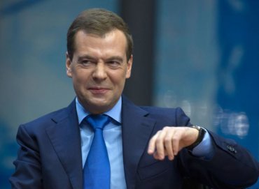 Медведев обязал россиян косить траву