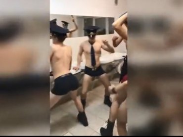 Российские курсанты сняли эротический клип в духе бара «Голубая устрица»