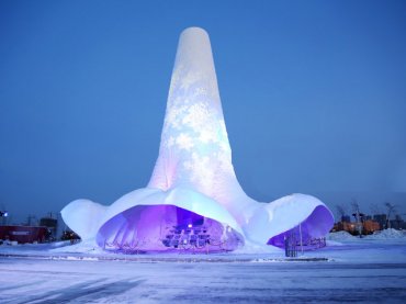 В Китае построили 31-метровую ледяную башню