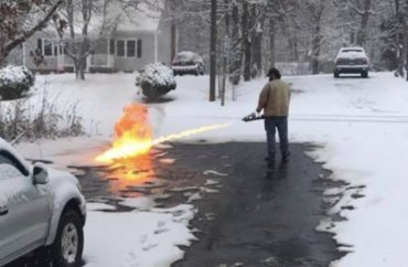 Мужчина огнеметом почистил двор от снега
