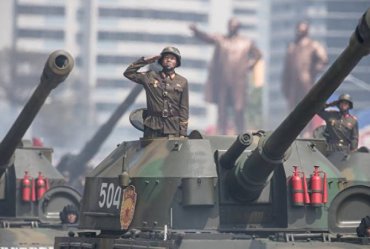На аэродром в Пхеньяне стянуты тысячи солдат и техника
