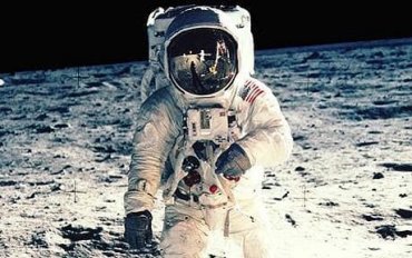 Астронавты Apollo 11 столкнулись с пришельцами на Луне