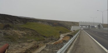 Единственная дорога к Крымскому мосту сползает в землю